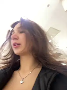 QuitieLia online show from December 23, 2024, 8:22 am