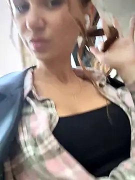 QuitieLia online show from October 8, 2025, 2:36 pm