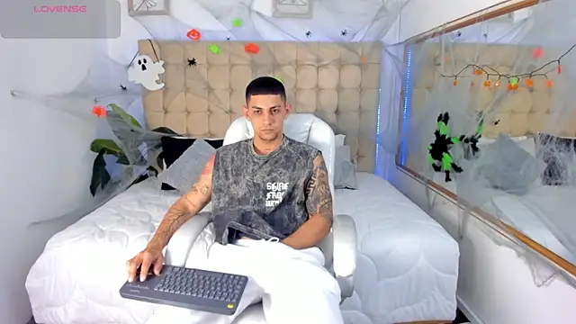 Alex cute77 online show from October 17, 2025, 12:08 pm