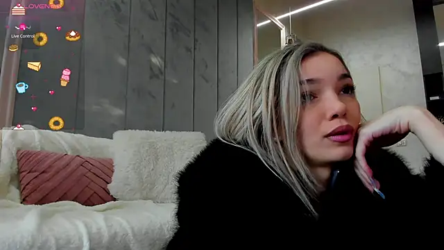 Snapshot of Sassy_Teen chatting on January 17, 2026, 7:35 am Sassy Teen online show from January 17, 2026, 7:35 am