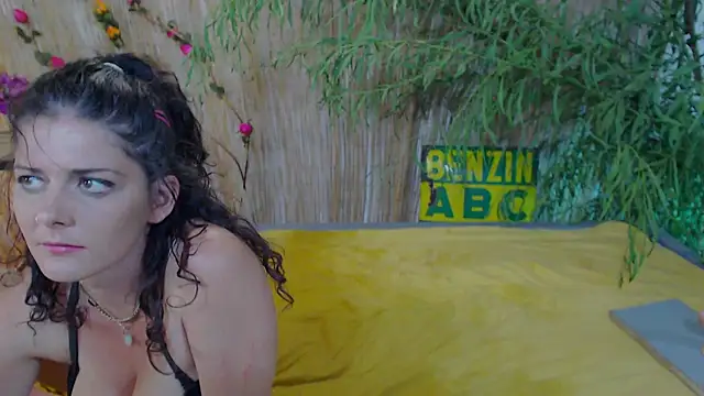 SweetJojo1993 online show from October 5, 2025, 10:29 pm