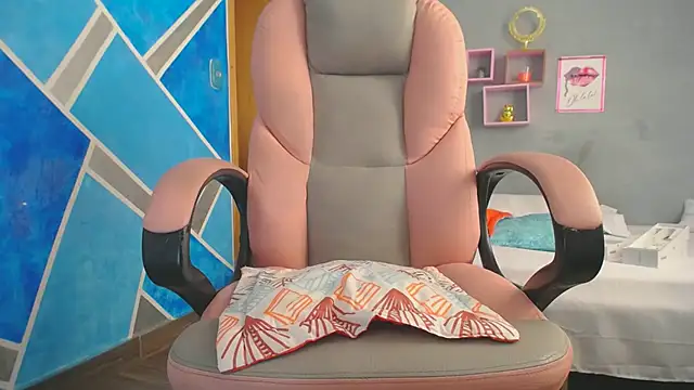 MeganMilF2 online show from February 4, 2025, 9:31 pm