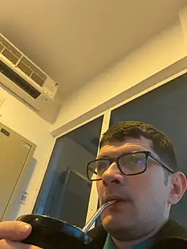 Snapshot of Juliano2289 chatting on April 28, 2026, 2:00 pm Juliano2289 online show from April 28, 2026, 2:00 pm