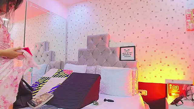 JulietaReyess online show from November 6, 2025, 11:55 am