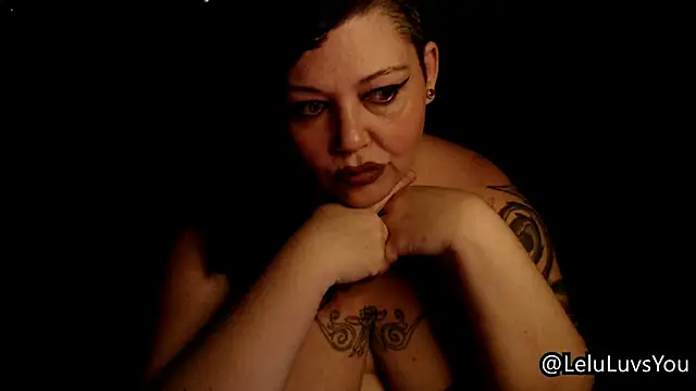 Snapshot of LeluLuvsYou chatting on April 15, 2026, 6:42 am LeluLuvsYou online show from April 15, 2026, 6:42 am