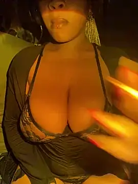 Snapshot of YellowHoneyDip chatting on December 22, 2024, 5:32 pm YellowHoneyDip online show from December 22, 2024, 5:32 pm