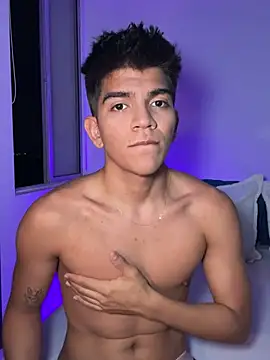 Snapshot of santiago_01 chatting on December 10, 2024, 12:06 am santiago 01 online show from December 10, 2024, 12:06 am