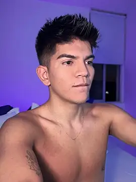 Snapshot of santiago_01 chatting on January 17, 2025, 11:29 pm santiago 01 online show from January 17, 2025, 11:29 pm