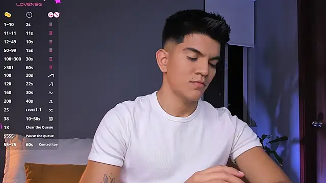 Snapshot of santiago_01 chatting on September 12, 2025, 12:33 am santiago 01 online show from September 12, 2025, 12:33 am