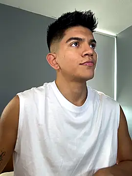 Snapshot of santiago_01 chatting on October 17, 2025, 9:28 pm santiago 01 online show from October 17, 2025, 9:28 pm