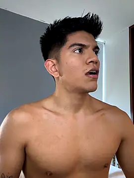 Snapshot of santiago_01 chatting on November 14, 2025, 8:18 pm santiago 01 online show from November 14, 2025, 8:18 pm