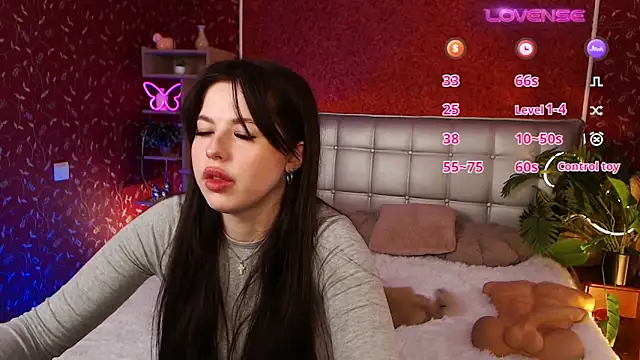 JulieHeets online show from February 13, 2025, 7:56 am