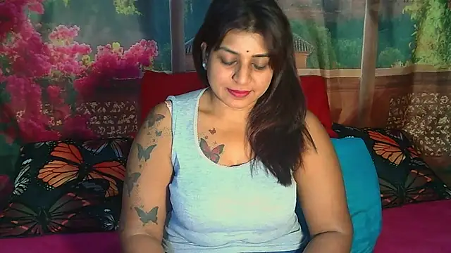 Snapshot of RoyalIndianCreamPuff chatting on June 13, 2026, 7:01 pm RoyalIndianCreamPuff online show from June 13, 2026, 7:01 pm