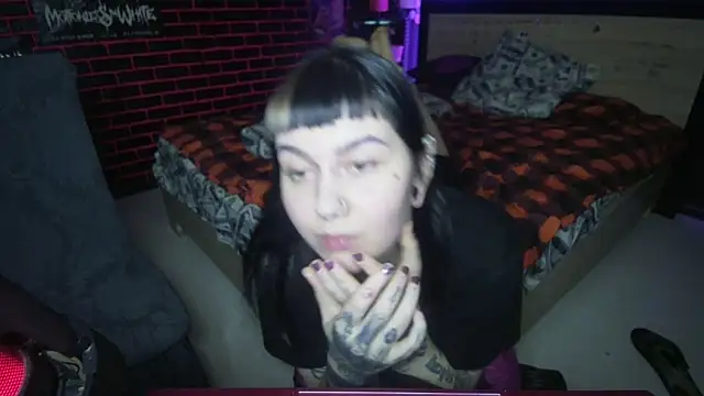 Snapshot of MoorderxDoll chatting on December 14, 2025, 7:40 pm MoorderxDoll online show from December 14, 2025, 7:40 pm