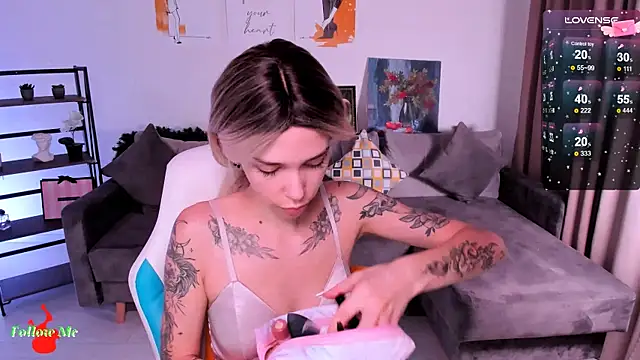 Snapshot of LeylaNoiry chatting on December 18, 2024, 2:49 pm LeylaNoiry online show from December 18, 2024, 2:49 pm