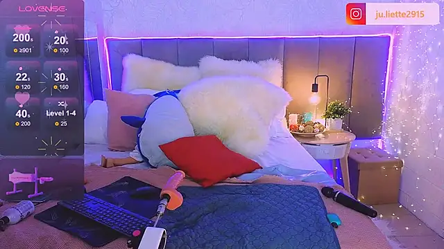 JulietteVolpeWyorika online show from January 12, 2025, 11:26 pm