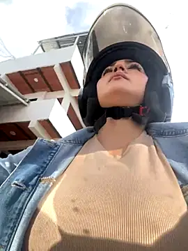 LIAH IZUMI online show from November 26, 2025, 12:50 pm