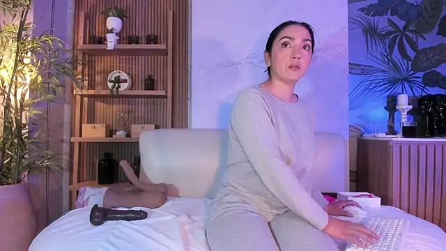 LIAH IZUMI online show from February 9, 2026, 1:04 pm