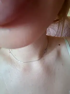 Elza kom online show from November 3, 2025, 2:24 am