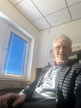 tom-swede online show from March 17, 2025, 4:01 pm