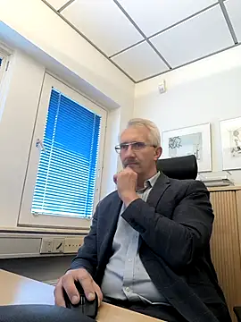 tom-swede online show from October 10, 2025, 2:05 pm