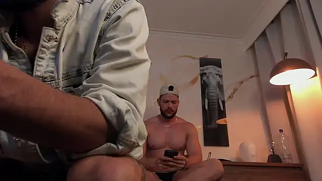 enzo herrera01 online show from December 16, 2025, 1:43 am