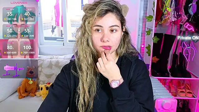 Snapshot of Tawny_cox chatting on February 19, 2025, 10:45 am Tawny cox online show from February 19, 2025, 10:45 am