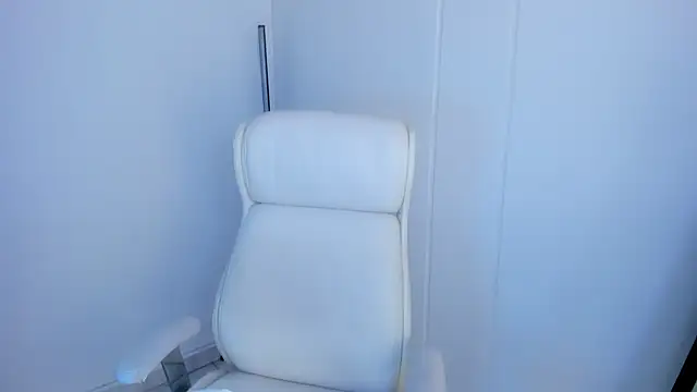 dominique21  online show from October 30, 2025, 11:49 pm