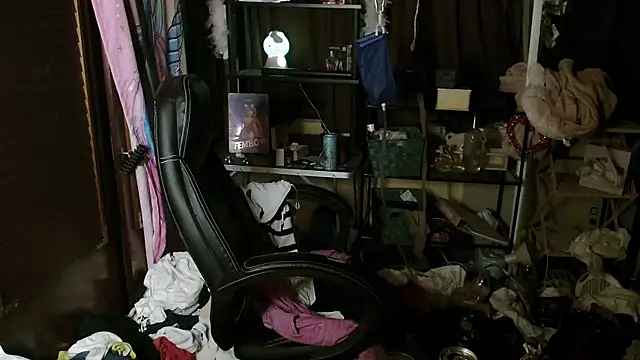 Snapshot of Ombeline1 chatting on September 26, 2025, 12:36 am Ombeline1 online show from September 26, 2025, 12:36 am