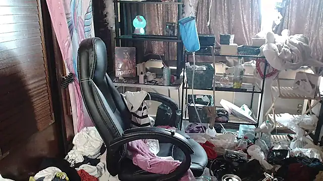 Snapshot of Ombeline1 chatting on September 26, 2025, 12:42 pm Ombeline1 online show from September 26, 2025, 12:42 pm