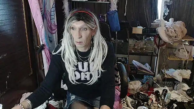 Snapshot of Ombeline1 chatting on October 4, 2025, 7:39 am Ombeline1 online show from October 4, 2025, 7:39 am