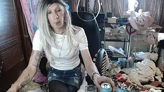 Snapshot of Ombeline1 chatting on October 9, 2025, 9:18 am Ombeline1 online show from October 9, 2025, 9:18 am