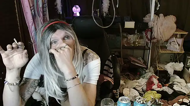 Snapshot of Ombeline1 chatting on October 13, 2025, 5:35 pm Ombeline1 online show from October 13, 2025, 5:35 pm