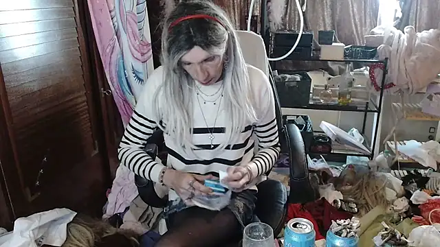 Snapshot of Ombeline1 chatting on October 21, 2025, 2:07 pm Ombeline1 online show from October 21, 2025, 2:07 pm