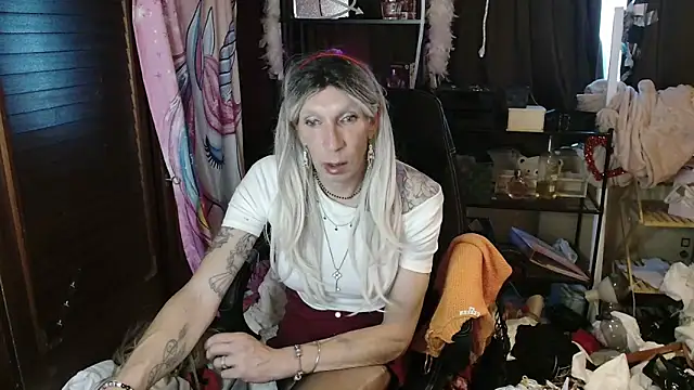 Snapshot of Ombeline1 chatting on October 22, 2025, 4:29 pm Ombeline1 online show from October 22, 2025, 4:29 pm