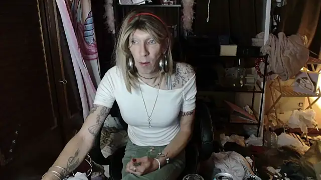 Snapshot of Ombeline1 chatting on October 24, 2025, 7:32 pm Ombeline1 online show from October 24, 2025, 7:32 pm