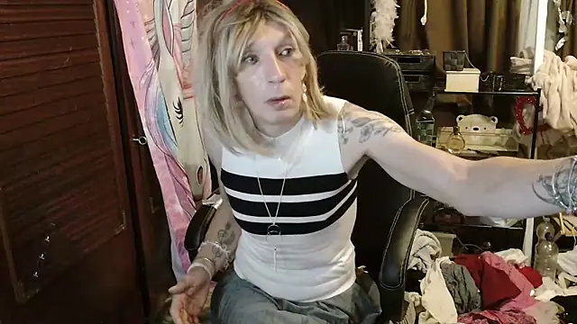 Snapshot of Ombeline1 chatting on October 29, 2025, 7:04 pm Ombeline1 online show from October 29, 2025, 7:04 pm