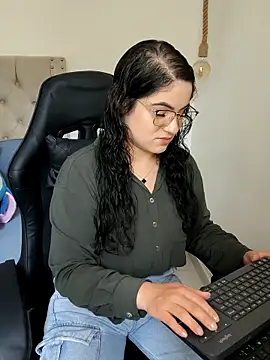 Lia Hurley online show from March 22, 2025, 8:37 pm