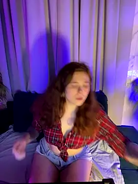 SophiePure online show from November 4, 2025, 1:21 pm