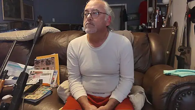 Snapshot of PincheDave4u chatting on January 2, 2025, 10:33 pm PincheDave4u online show from January 2, 2025, 10:33 pm