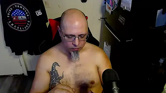 Snapshot of KrazyLegz chatting on February 14, 2026, 4:48 pm KrazyLegz online show from February 14, 2026, 4:48 pm