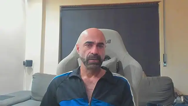 Snapshot of Bicopflirt chatting on November 27, 2025, 4:31 pm Bicopflirt online show from November 27, 2025, 4:31 pm