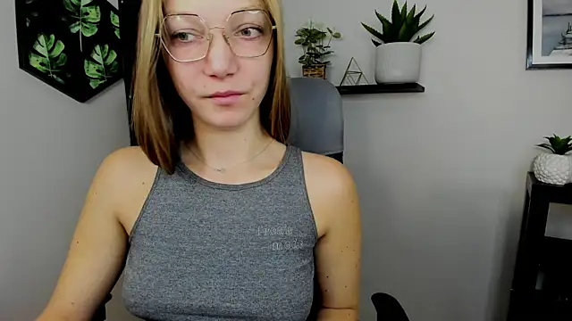 EmillyPlay online show from December 17, 2024, 6:56 am