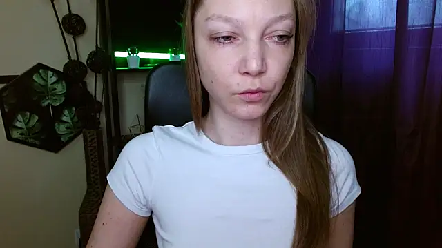 EmillyPlay online show from April 9, 2026, 5:29 am