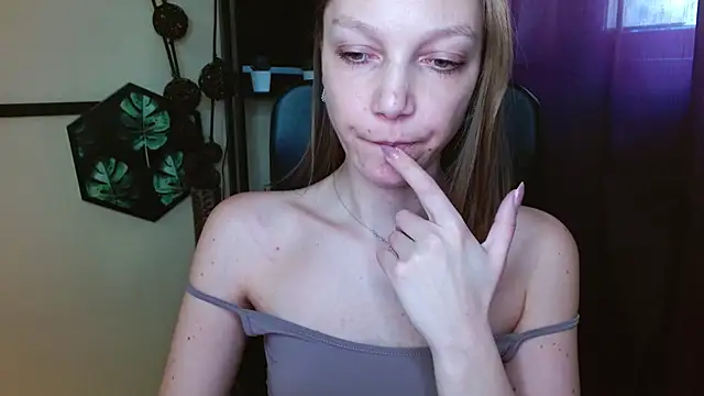 Snapshot of EmillyPlay chatting on April 20, 2026, 1:47 pm EmillyPlay online show from April 20, 2026, 1:47 pm