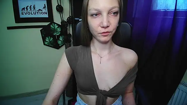 Snapshot of EmillyPlay chatting on May 19, 2026, 12:44 pm EmillyPlay online show from May 19, 2026, 12:44 pm