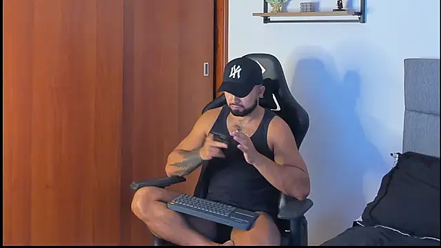 ethaanjones online show from October 2, 2025, 7:43 pm