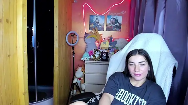 Fiery Brunette  online show from March 19, 2026, 5:28 pm