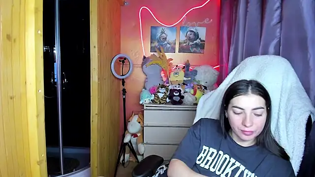 Fiery Brunette  online show from March 27, 2026, 4:40 am