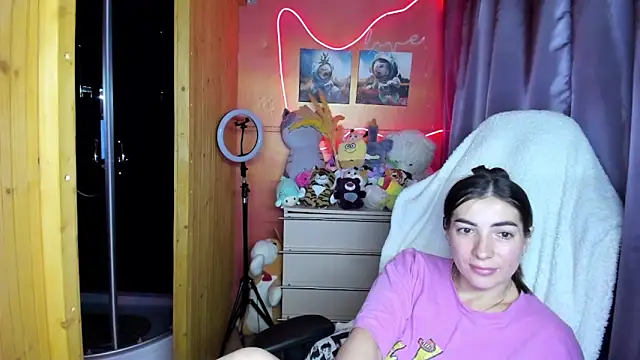 Fiery Brunette  online show from April 8, 2026, 11:10 am